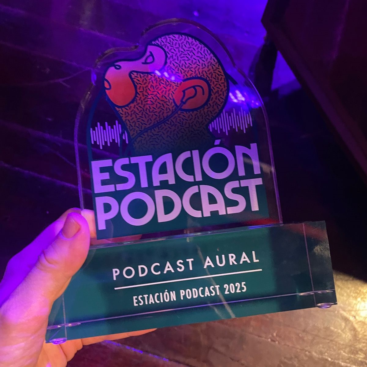 Imagen del premio Aural 2025 de Estación Podcast